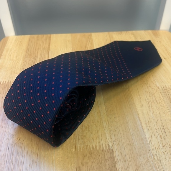 Oleg Cassini by Burma Men’s Logo Dotted Red Navy Tie - Picture 3 of 7